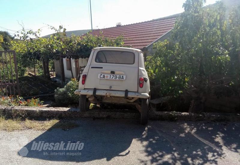 Čapljina: Renault sa tablicama Herceg-Bosne sletio u dvorište kuće