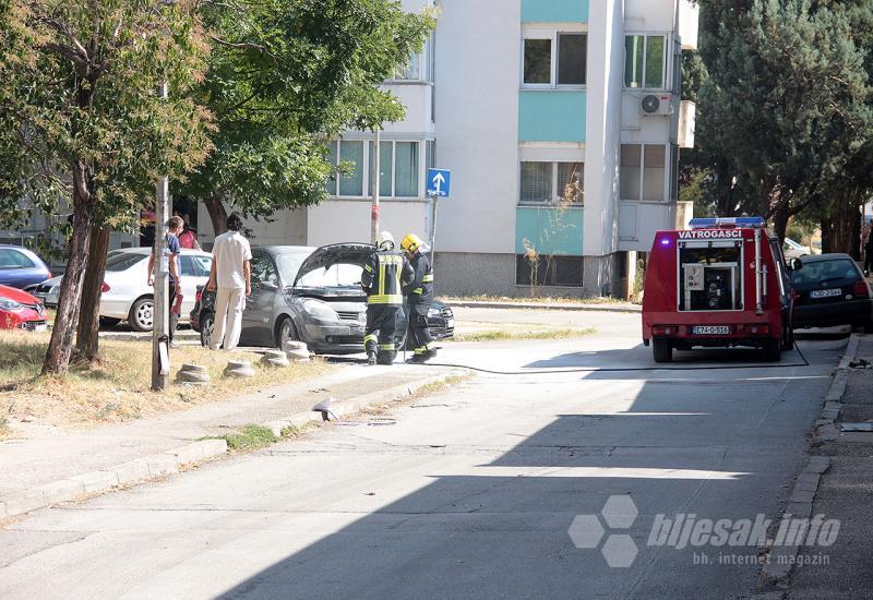 Požar na automobilu u Omladinskoj ulici - Mostar: Planuo automobil