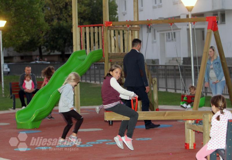 Djeca na igralima u parku - U Čapljini otvoren park koji nosi ime akademika Jakova Pehara
