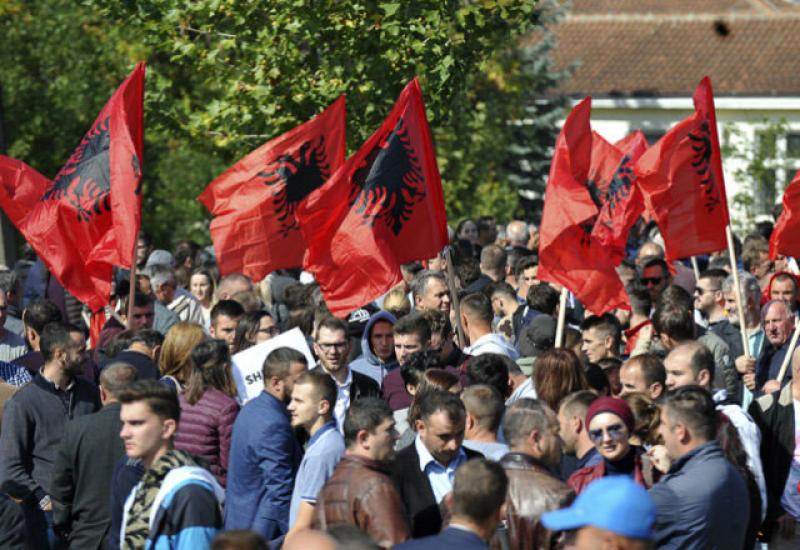 Prosvjedi na Kosovu - Tisuće Albanaca prosvjedovalo u Prištini protiv Hashima Tachija