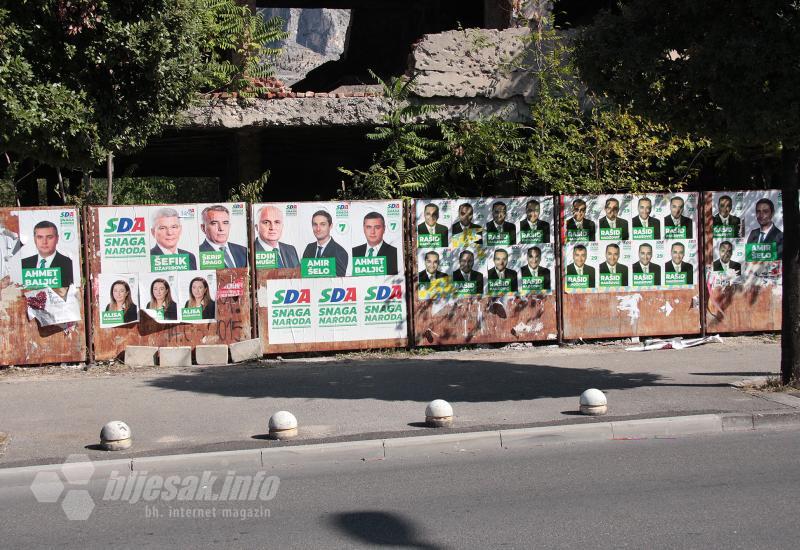 Predizborni plakati u Mostaru - Poruke s plakata: Preko domovine, naroda i poštenja do fotelje