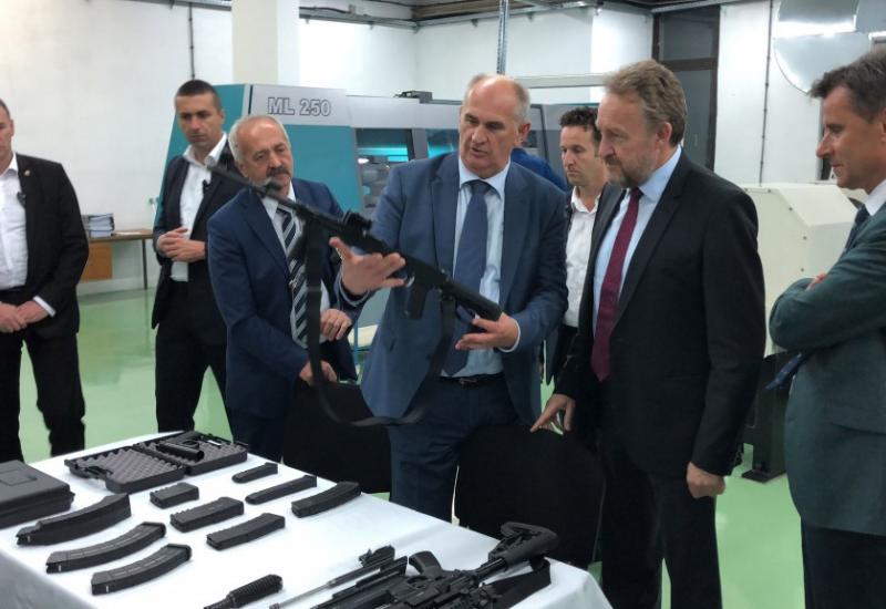 Prezentacija nekih proizvoda - Izetbegović i Novalić posjetili tvornicu oružja i streljiva u Konjicu