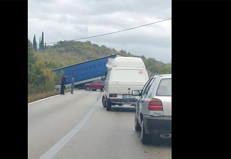 Obustavljen promet teretnih motornih vozila na MP Stolac - Buna zbog nezgode