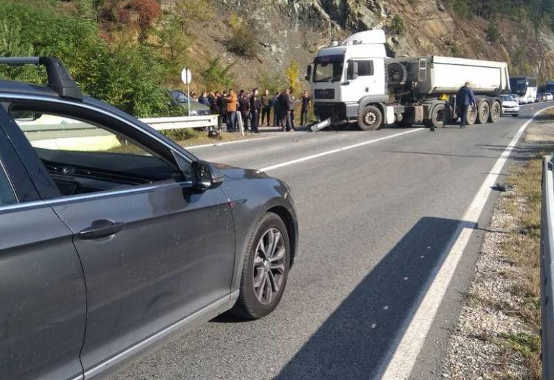 Sudar teretnih vozila u Papratnici kod Žepča - Jedna osoba ozlijeđena u sudaru teretnih vozila