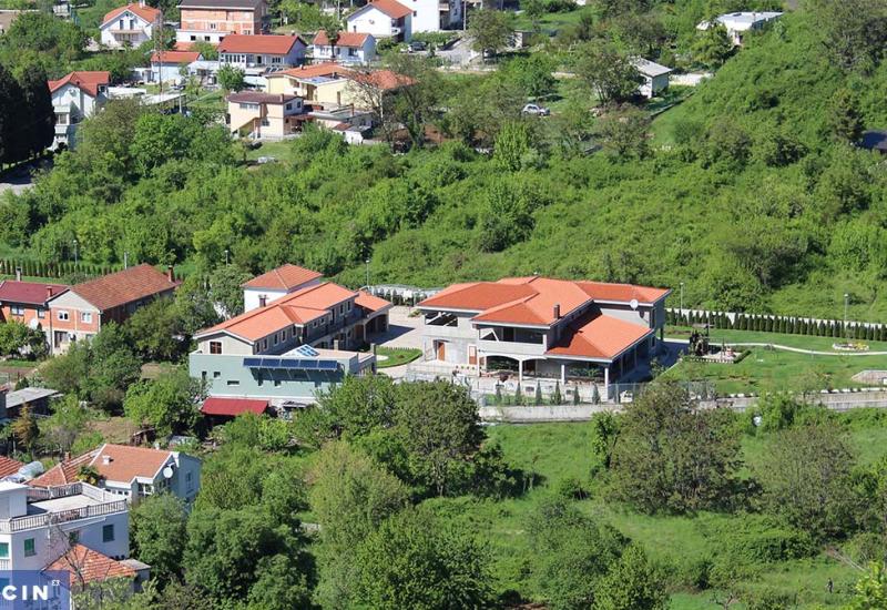 Vila bračnog para Čović u Mostaru se prostire na površini pola nogometnog igrališta. Pored popratnog objekta na ovom imanju se nalaze bazen, malo dječje igralište i uređen travnjak. - Milijunaši na kandidatskim listama