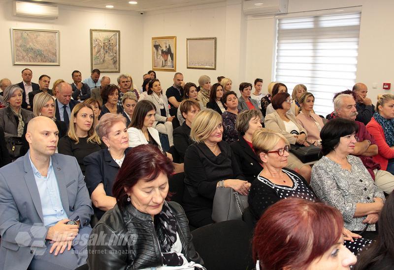 Svjetski dan učitelja u HNŽ-u - Svjetski dan učitelja u Mostaru: Umirovljenim prosvjetarima dodijeljena priznanja
