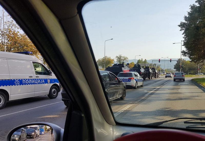 Oklopna vozila kreću prema središtu Banja Luke - Policija blokirala ceste, ljudi idu pješke na skup 
