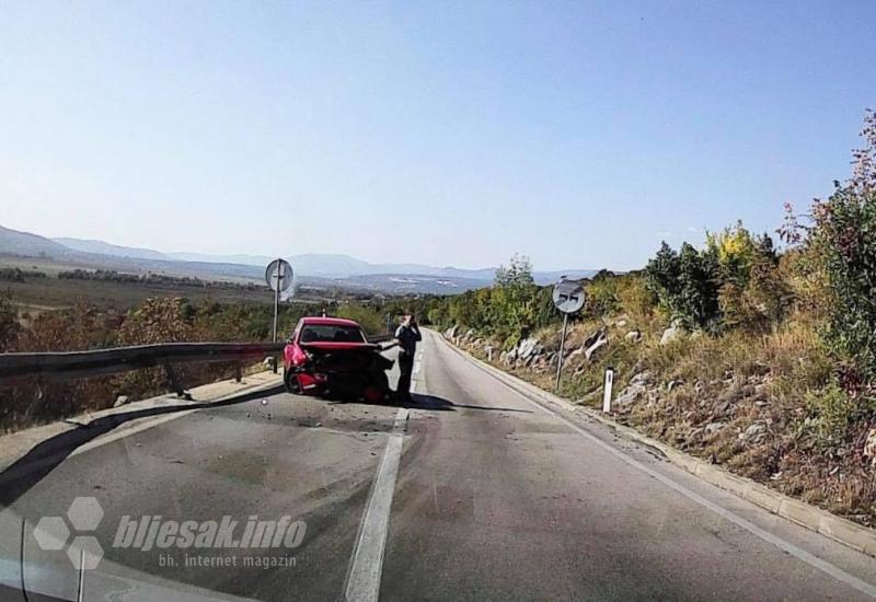 Prometna nesreća - Mostar -  Široki: Golfom udario u zaštitnu ogradu