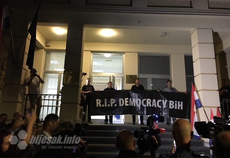 VIDEO | Prosvjednici iz Mostara poslali poruku:  Demokracija je umrla
