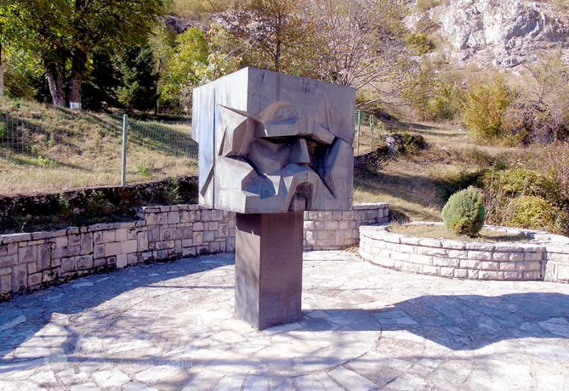 Spomenik Vuku Karadžiću u Petnjici - Šavnik: Đekna još nije umrla, a ka