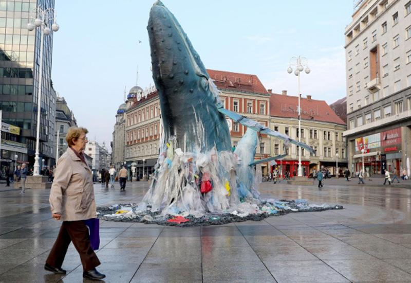Plastični kit u Zagrebu - Ogromni plastični kit osvanuo na Trgu bana Jelačića u Zagrebu
