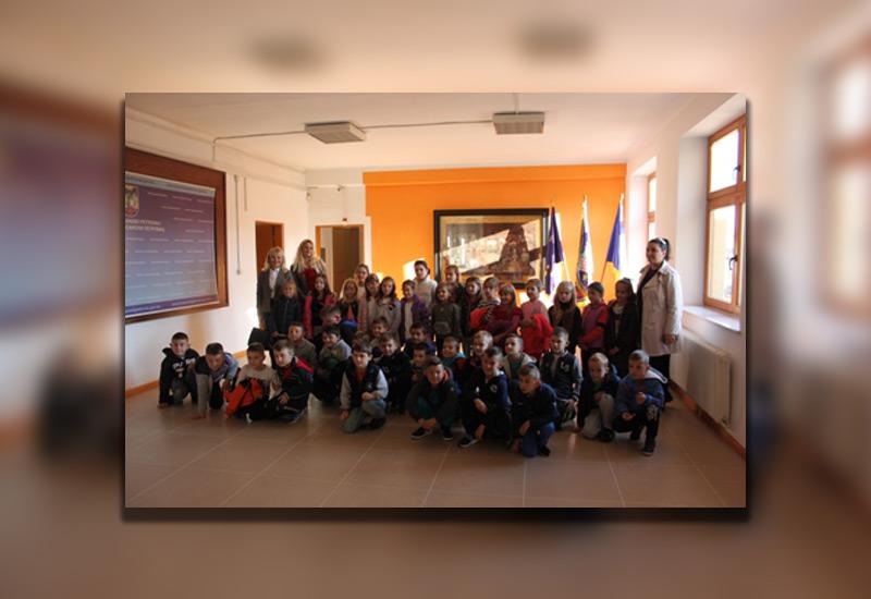 Školarci u posjeti Općine - Osnovci obišli zgradu općine i poželjeli biti načelnici