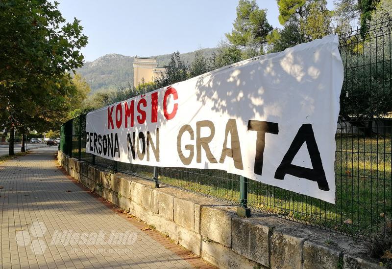 U Mostaru osvanuo transparent 'Željko Komšić - persona non grata'
