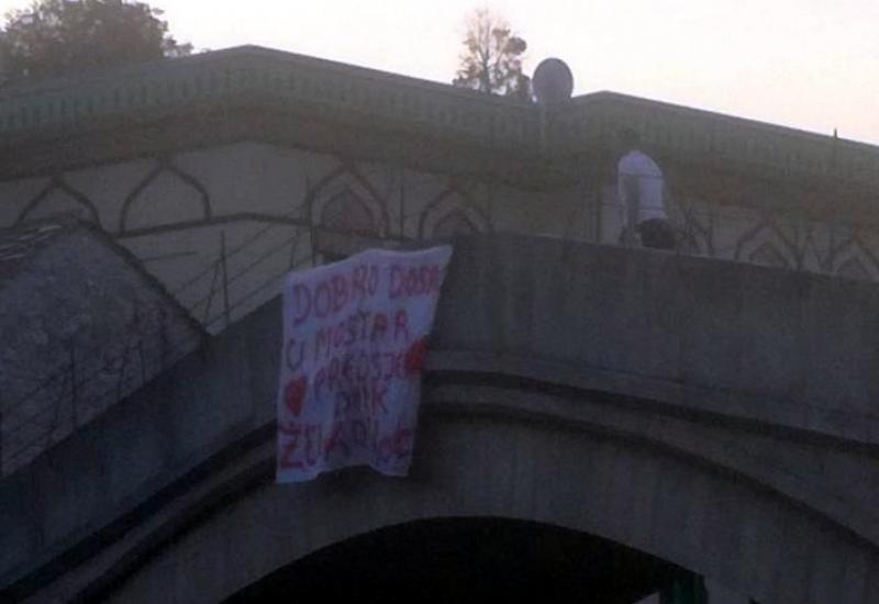 Transparent na Starom mostu:  "Dobro došao u Mostar, predsjednik Željko Komšić''