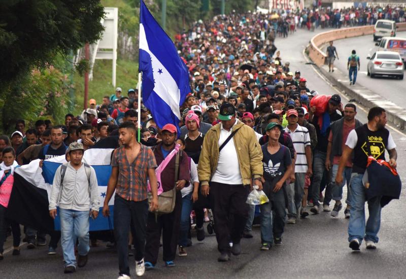 Migranti sa zastavom Hondurasa na putu za SAD - Migrantski val od tisuće migranata krenuo prema sjeveru