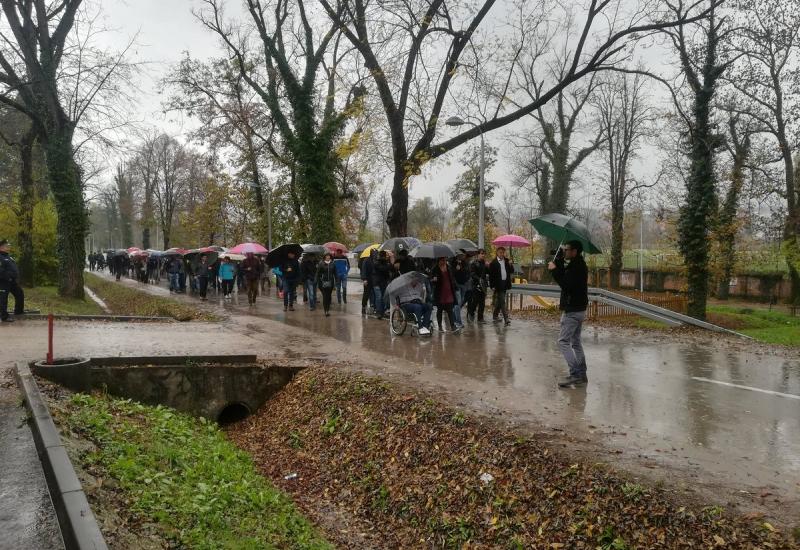 Građani Bihaća šetnjom do kampa za migrante nastavili prosvjede