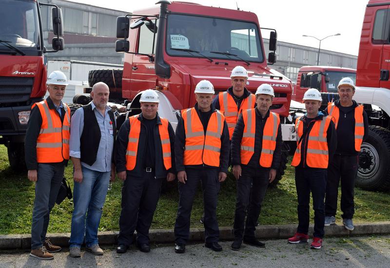Vatrogasci i predstavnici Civilne zaštite ŽZH u posjetu tvornici za izradu i servis vatrogasnih vozila  - Zapovjednici vatrogasnih postrojbi iz ŽZH sudjelovali na pokaznoj vježbi u Zagrebu