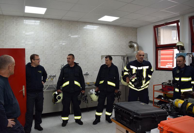 Vježba u dimnoj komori - Zapovjednici vatrogasnih postrojbi iz ŽZH sudjelovali na pokaznoj vježbi u Zagrebu