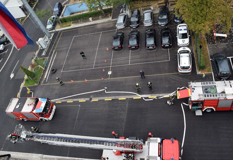Pokazna vježba spašavanja s visina u kojoj su sudjelovali vatrogasci iz ŽZH - Zapovjednici vatrogasnih postrojbi iz ŽZH sudjelovali na pokaznoj vježbi u Zagrebu