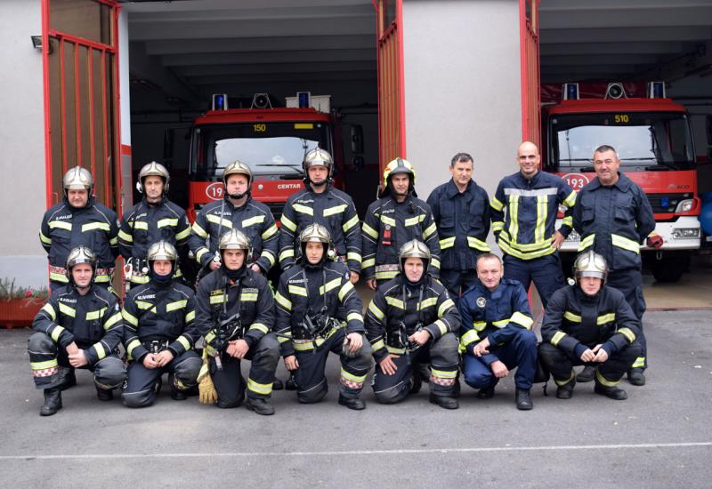 Zapovjednici vatrogasnih postrojbi iz ŽZH sudjelovali na pokaznoj vježbi u Zagrebu