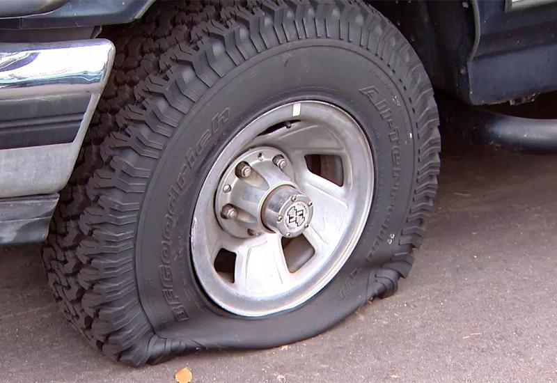 Maloljetnik probušio gume na 53 automobila 