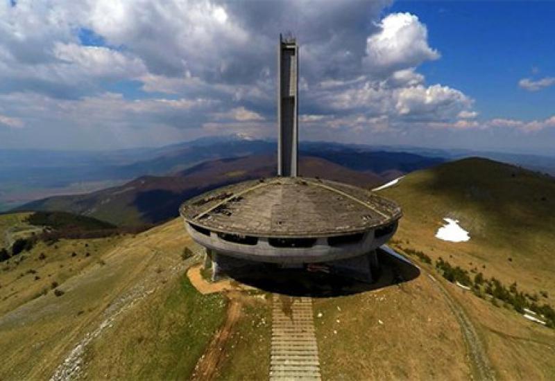Struktura visoka 70 metara napravljena je od 70.000 tona betona - Traži se spas za komunistički leteći tanjur 