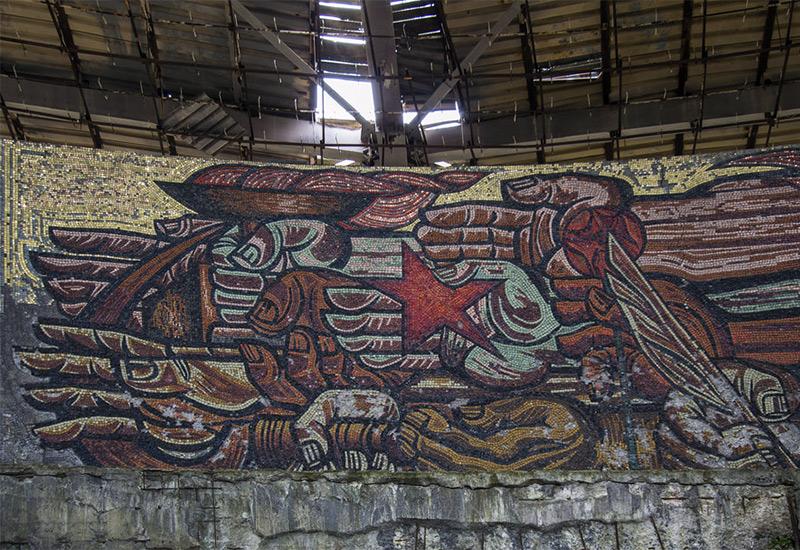 Od poda do krova bila je prekrivena mozaikom koji prikazuje povijest bugarske komunističke partije - Traži se spas za komunistički leteći tanjur 