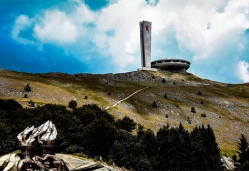 Komunisti se tvrdili da se zvijezda na vrhu tornja može vidjeti iz Rumunjske na sjeveru i Grčke na jugu - Traži se spas za komunistički leteći tanjur 