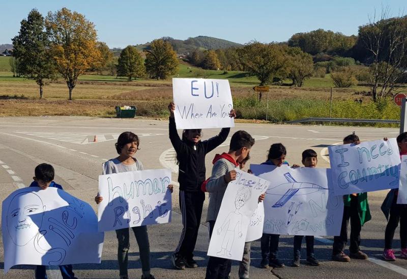 Djeca migranata prosvjeduju pred granicom: 'Open borders! Human rights!'