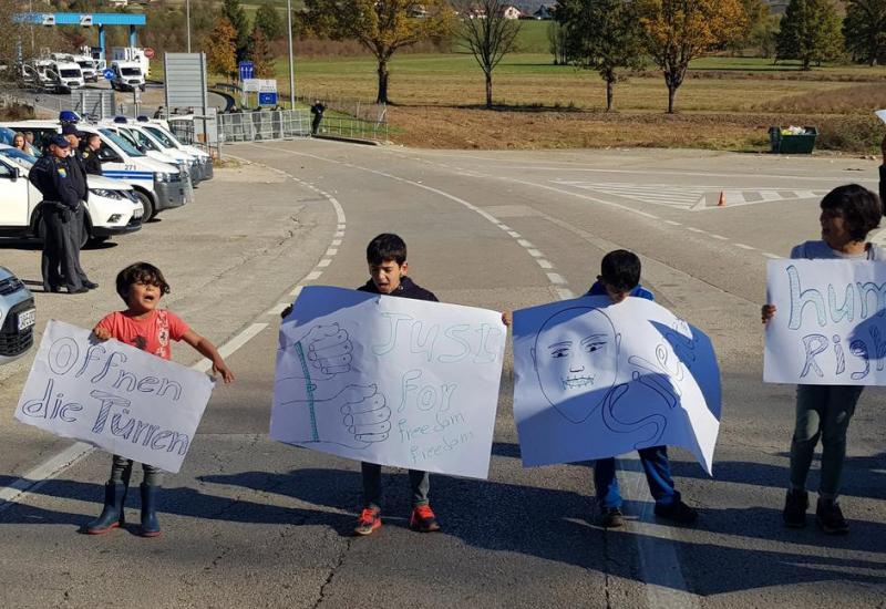 Djeca migranata prosvjeduju pred granicom: 'Open borders! Human rights!'