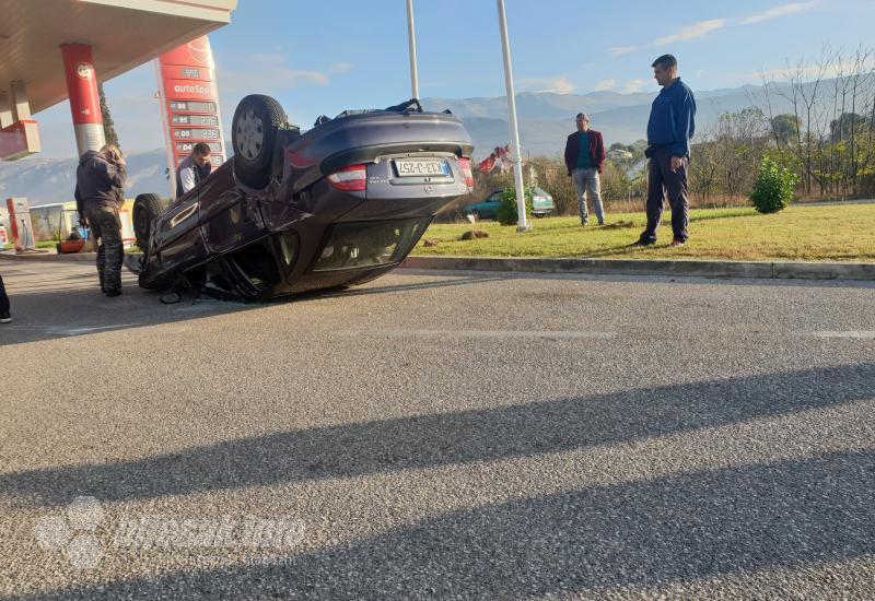 Mostar: 'Akrobacija' na benzinskoj, Vectra završila na krovu