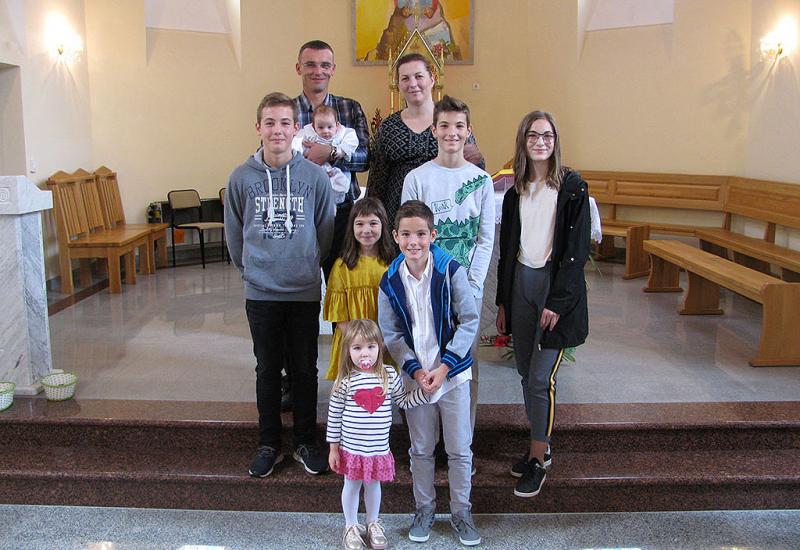 Obitelj Pušić - Mostar: Kršteno sedmo dijete iz obitelji Pušić