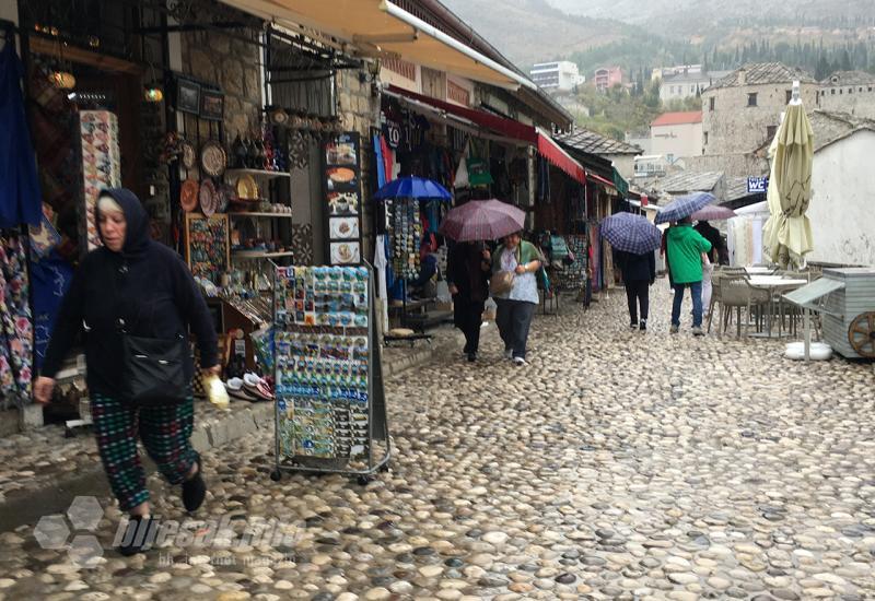 Turisti u kišnom Mostaru - Ni kiša nije spriječila turiste da posjete Stari most