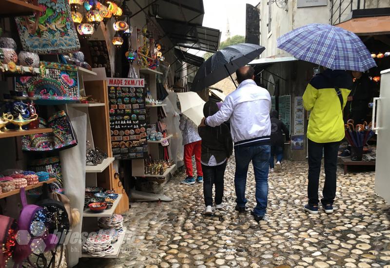 Turisti u kišnom Mostaru - Ni kiša nije spriječila turiste da posjete Stari most