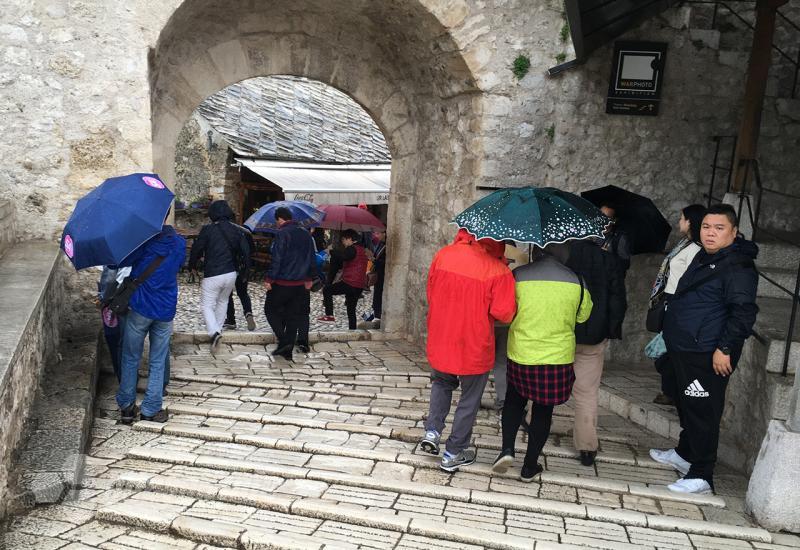 Ni kiša nije spriječila turiste da posjete Stari most