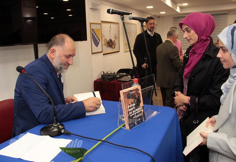 Nakon promocije Mehmedović je potpisivao knjigu - Potresna ispovijest u Mostaru: 80 dana od Srebrenice do Tuzle