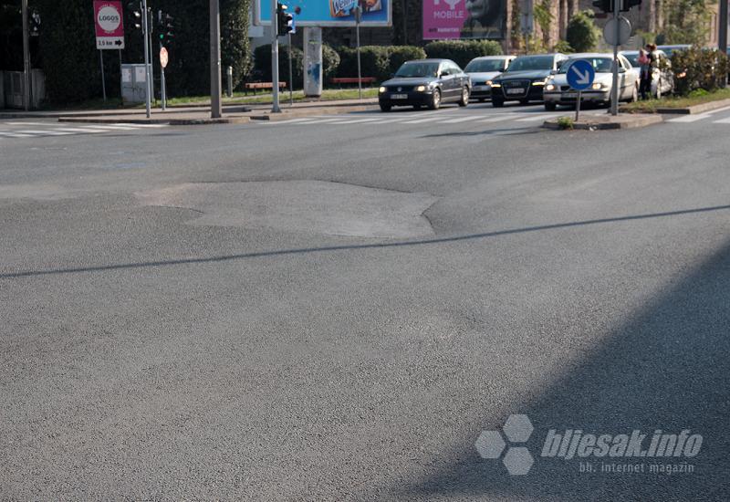 Zakrpa na Bulevaru opet tone - Mostar dobio rupu na Bulevaru vrijednu 11 tisuća maraka