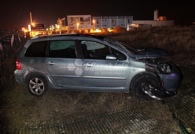 Mostar: Autom izletjela s ceste i probila ogradu