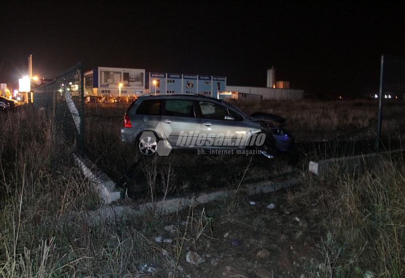 Detalj s mjesta prometne nesreće - Mostar: Autom izletio s ceste i probio ogradu