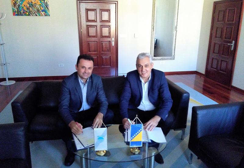Potpisivanje ugovora - Potpisan ugovor o rekonstrukciji Područnog ureda Zapad Mostar