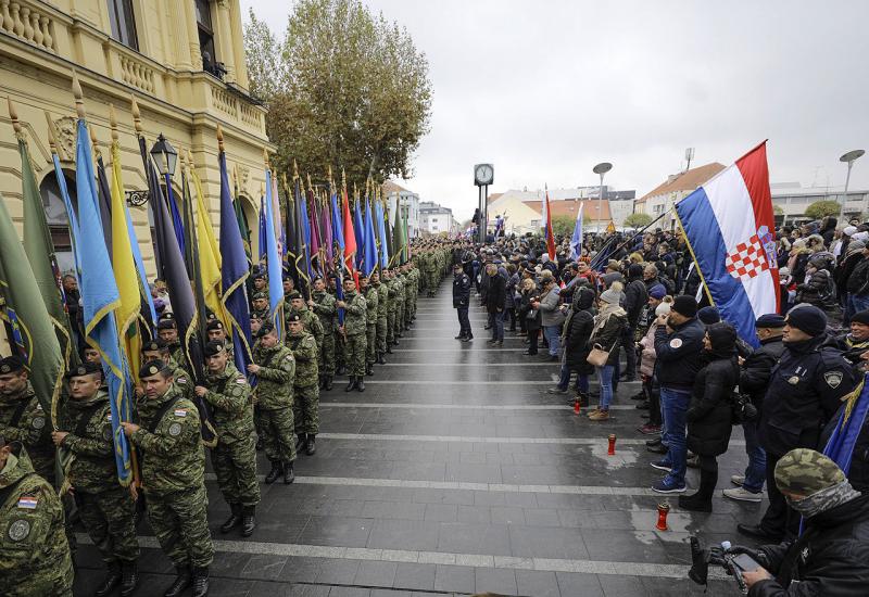 Više desetaka tisuća ljudi u Koloni sjećanja u Vukovaru