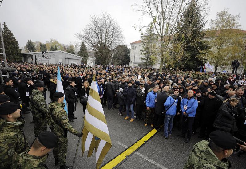 Više desetaka tisuća ljudi u Koloni sjećanja u Vukovaru