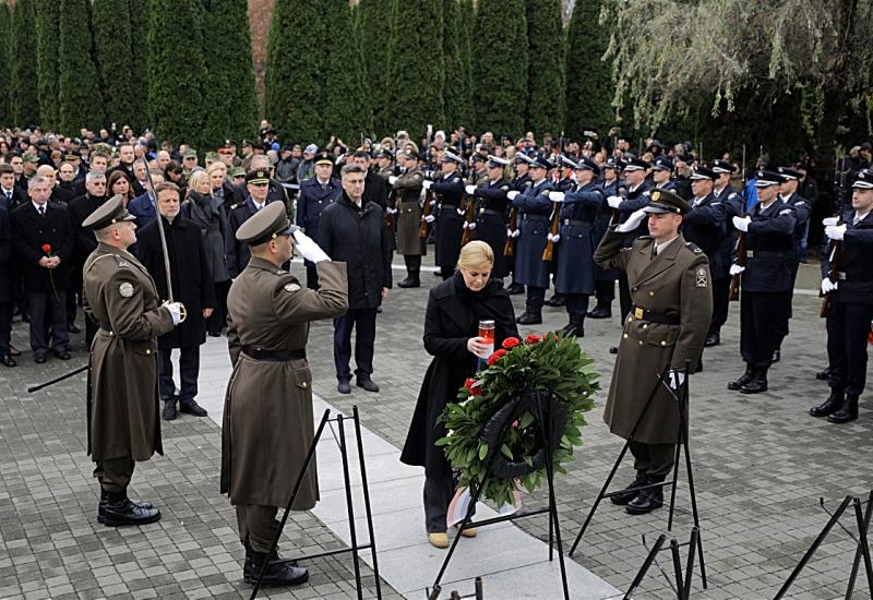 Državni vrh u Vukovaru - Na Memorijalnom groblju održana misa za poginule i nestale branitelje Vukovara