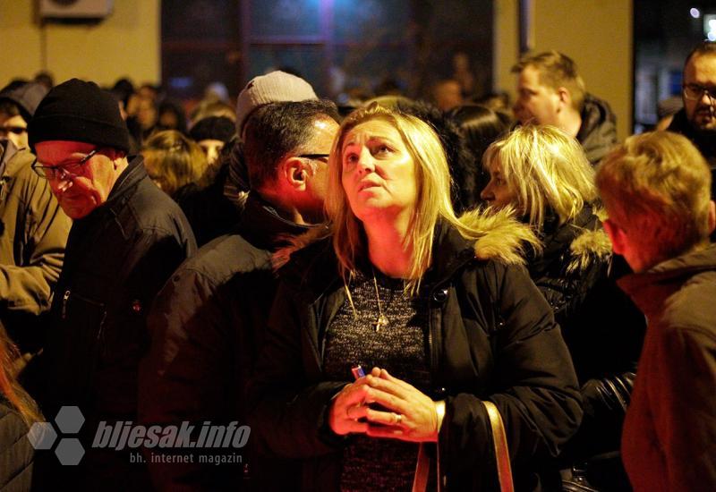 Građani Mostara zapalili su svijeće u Vukovarskoj ulici, kako bi odali počast svim žrtvama pada grada Vukovara. - Molitva, svijeće i poštovanje iz Mostara za Vukovar