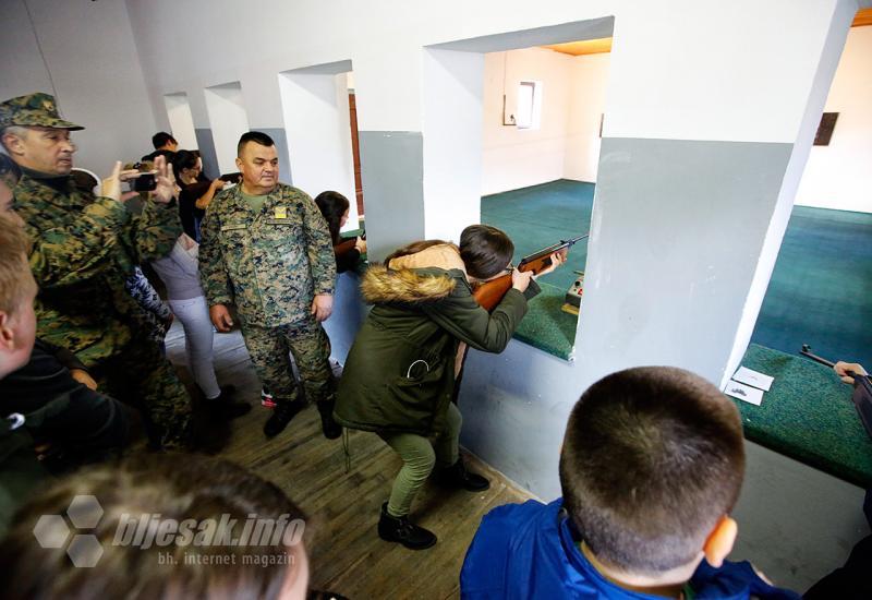 Učenici se natječu u streljaštvu iz zračne puške - Artiljerci otvorili vrata vojarne 