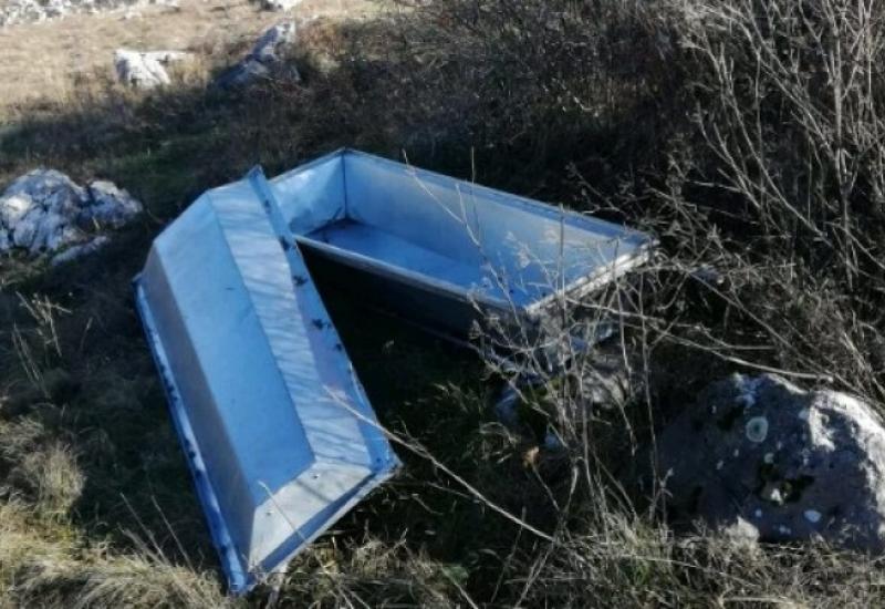 Metalni mrtvački sanduk pronađen pored na prijevoju Borova glava - Uz cestu Livno - Šujica pronađen mrtvački sanduk