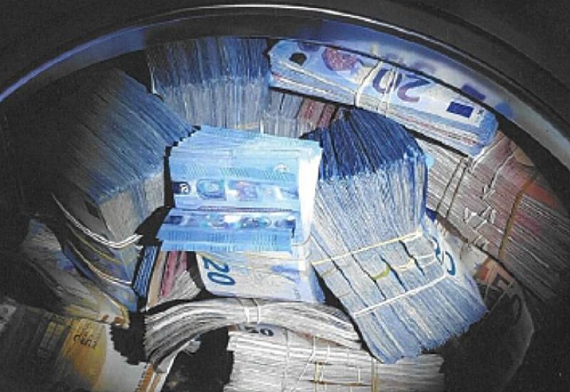 Euri u perilici - Policija u perilici pronašla 350.000 eura