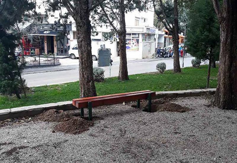 Nove klupe - Mostar: Nove klupe, kante, park, ali i ležeći policajci