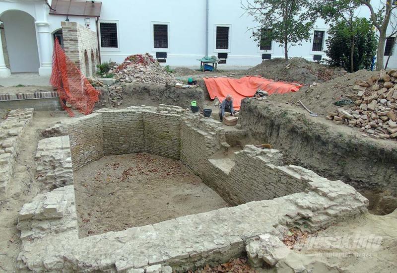 Otkopani ostaci crkve iz 13. i 14. stoljeća - Bač, nekad prijestolnica, danas zaboravljen od svih