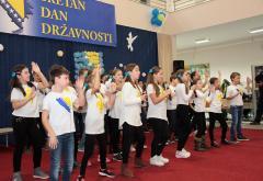 Mostar: Učenici priredbom čestitali Dan državnosti BiH